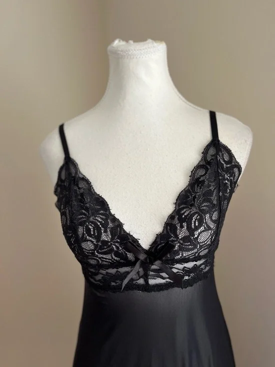 La Vie En Rose Black Lace Chemise with Sheer Skirt - Picture 4 of 8